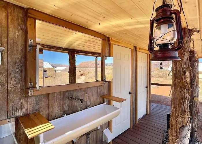 Luxury tent Glamp Tent B W Zion & Bryce Outdoor Shower & Wifi