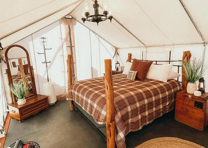 Luxury tent Glamp Tent B W Zion & Bryce Outdoor Shower & Wifi